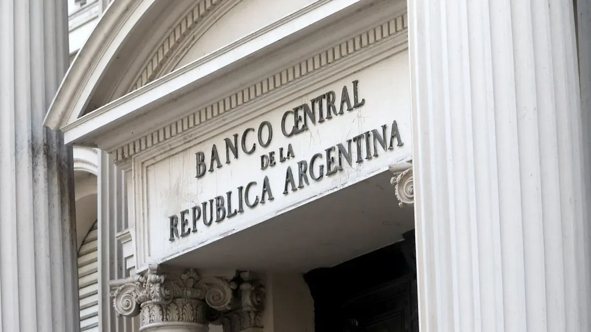 Edificio del Banco Central de la República Argentina con gráficos de dólar y reservas