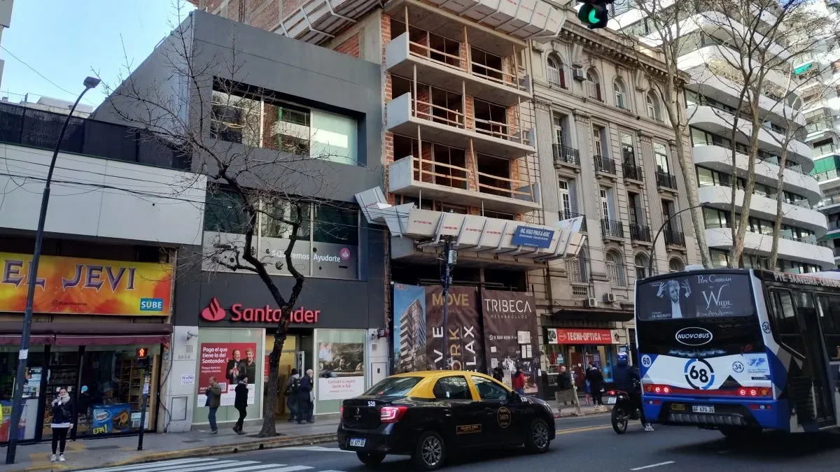 Locales comerciales vacíos con carteles de alquiler en avenida porteña
