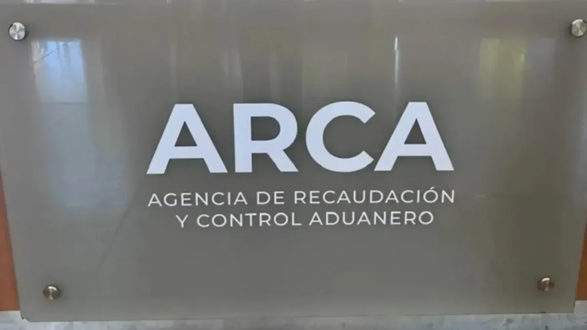 Oficina de ARCA con carteles de planes de pago y contribuyentes consultando en mostrador