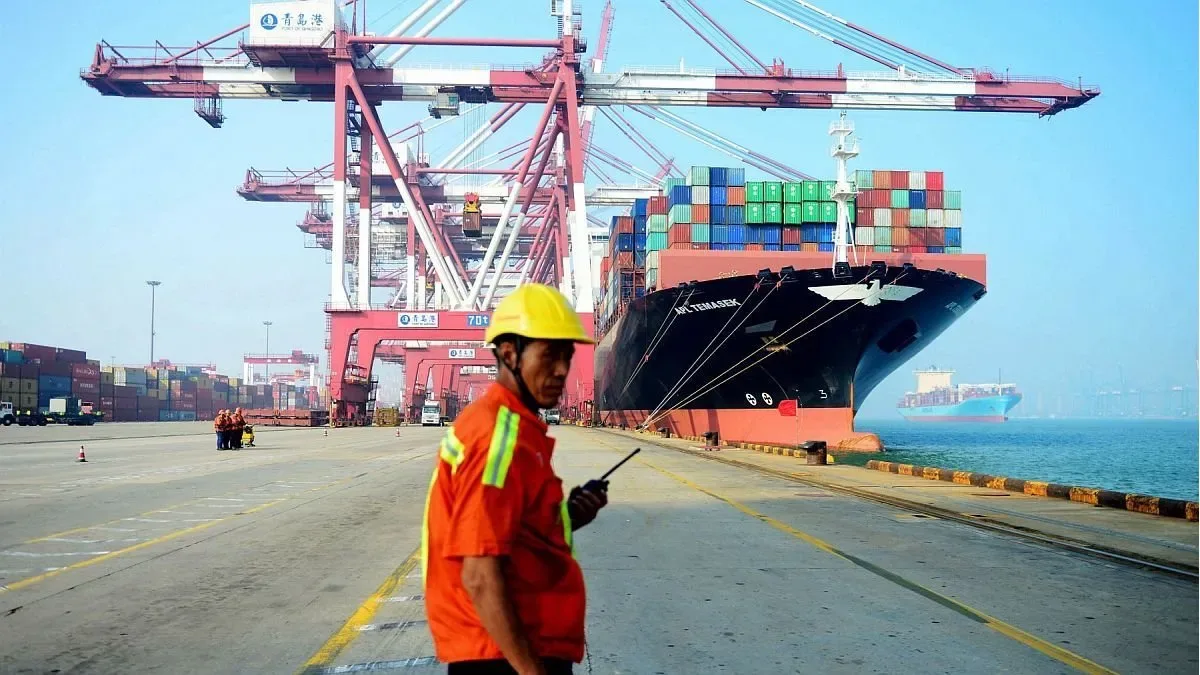 Contenedores de carga en un puerto chino con chips y servidores para IA apilados