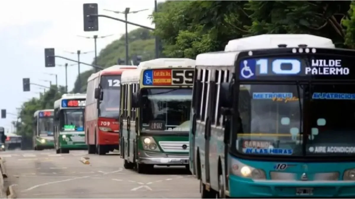 Pasajeros subiendo a un colectivo urbano en Buenos Aires con cartel de aumento de tarifa