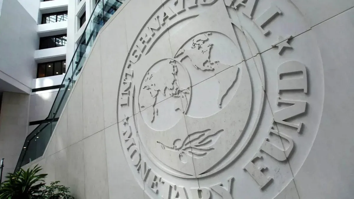 Gráfico de precios del petróleo con banderas de Medio Oriente y logos del FMI en fondo oscuro