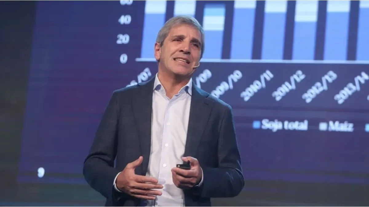 Gráfico de balance fiscal con balanza en equilibrio y alertas rojas sobre pagos demorados