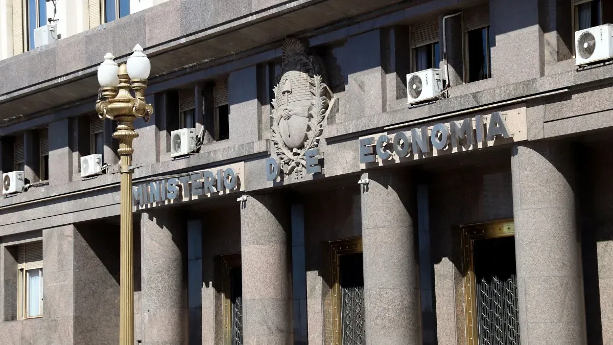 Gráfico de licitación del Tesoro con montos adjudicados y tasas de interés en pesos y dólares
