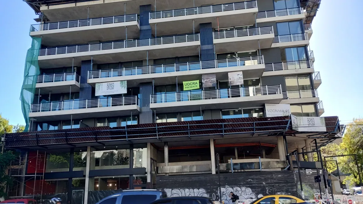 Gráfico de barras mostrando aumentos en mano de obra, materiales y gastos generales de la construcción en Argentina
