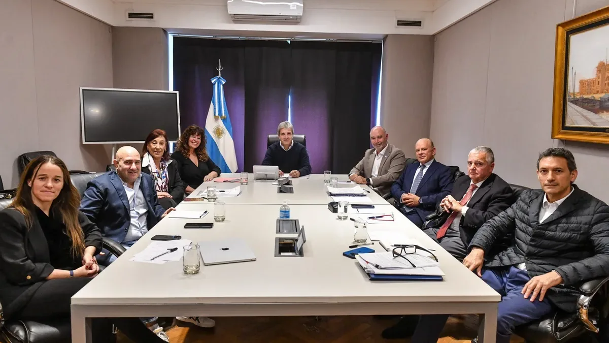 Empresaria pyme revisando papeles y calculadora con expresión de preocupación en oficina de Buenos Aires