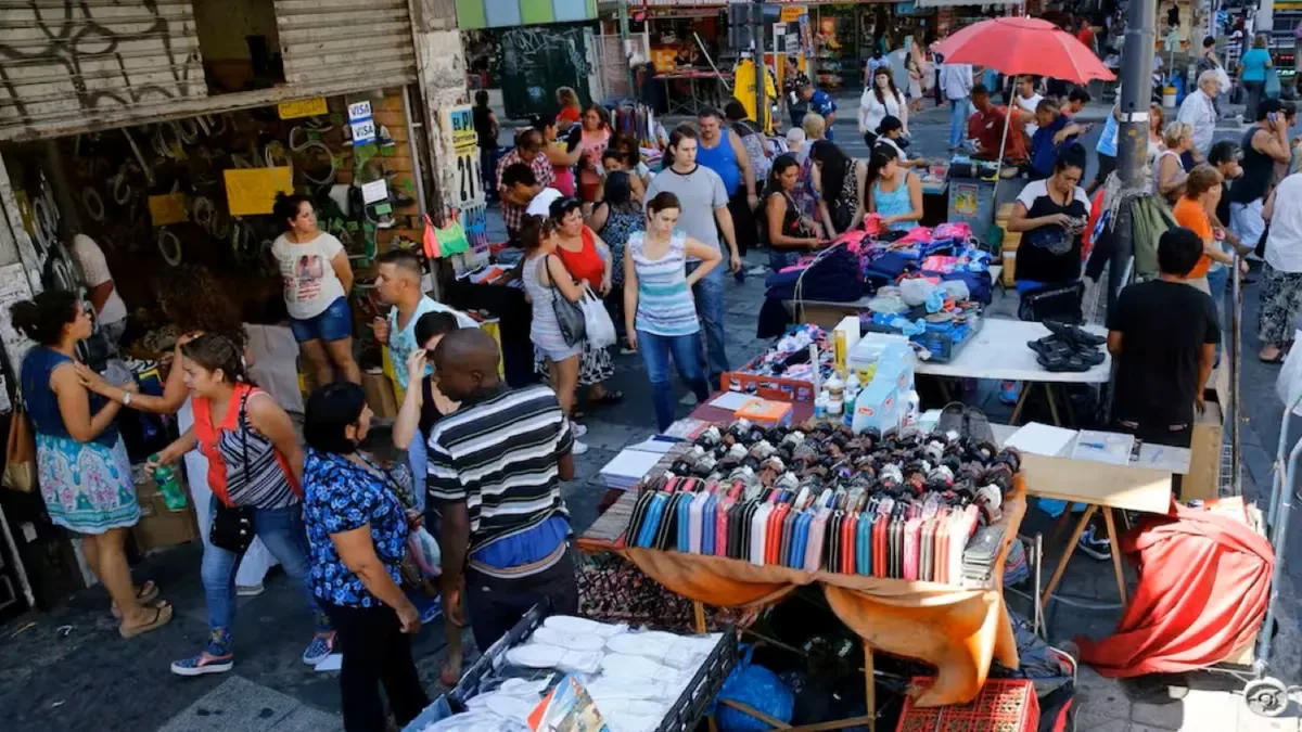 Mercadería falsificada y de contrabando apilada en un depósito clandestino en Argentina