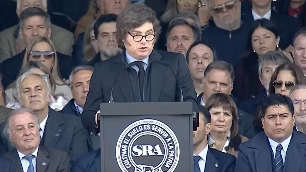Javier Milei hablando en el escenario de La Rural ante público del sector agropecuario