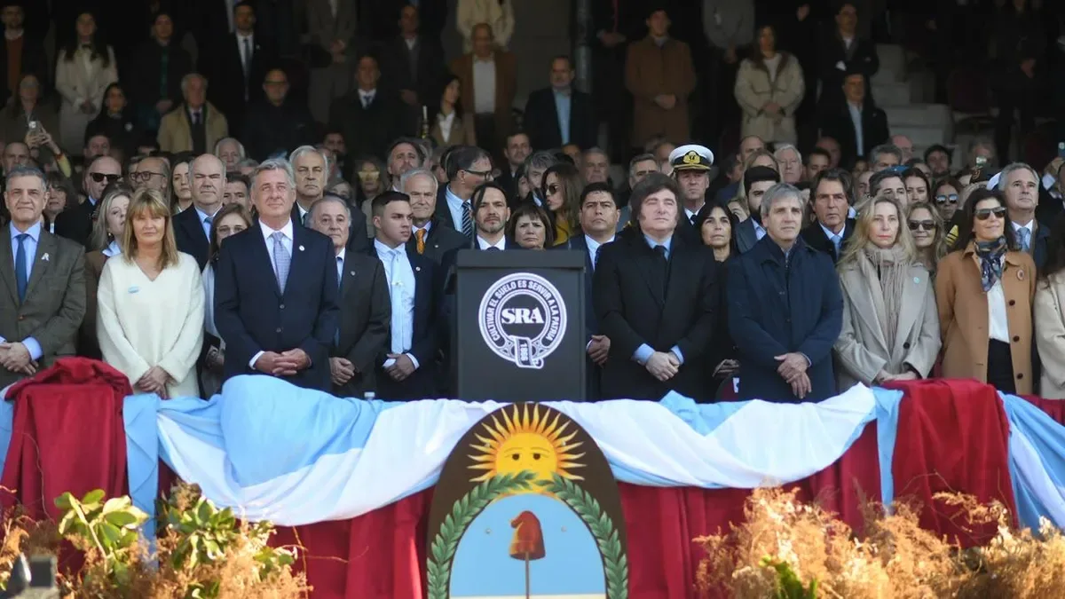 Javier Milei hablando en el escenario de la Sociedad Rural Argentina con público ruralista