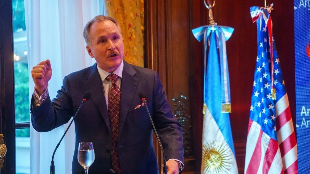 Peter Lamelas, embajador de EE.UU. en Argentina, hablando en conferencia de prensa