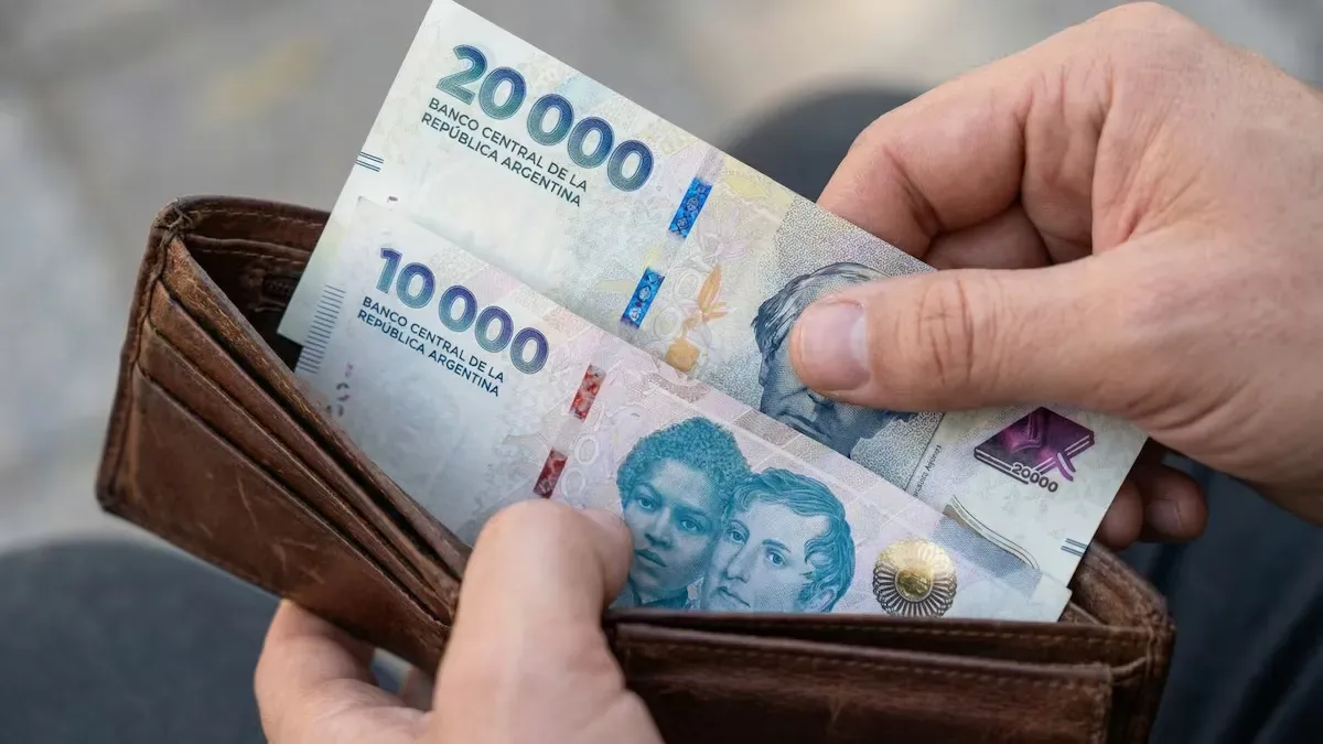 Calendario laboral con fecha 30 de junio marcada en rojo junto a un sobre de pago