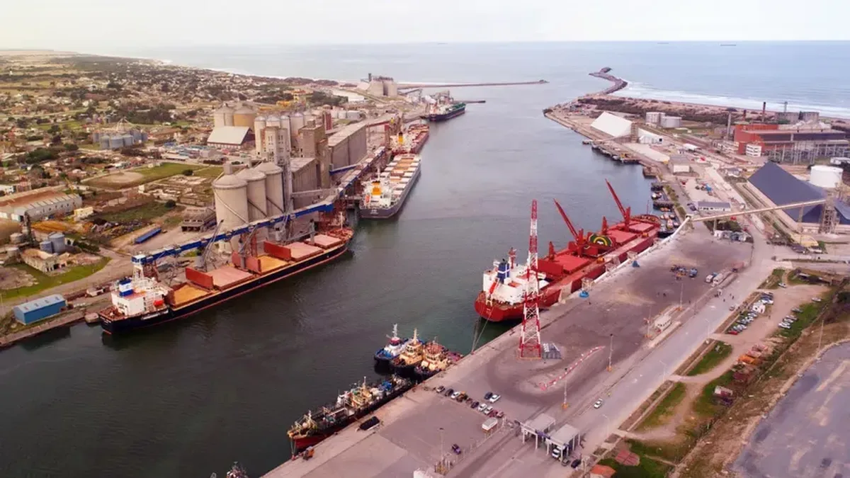 Vista aérea del Puerto Quequén con silos, muelles y buques de carga en la costa bonaerense