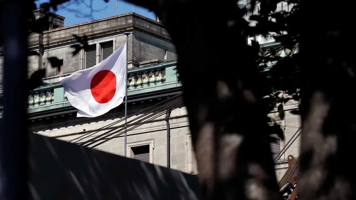 Edificio del Banco de Japón en Tokio con banderas nacionales y gráficos de tasas de interés