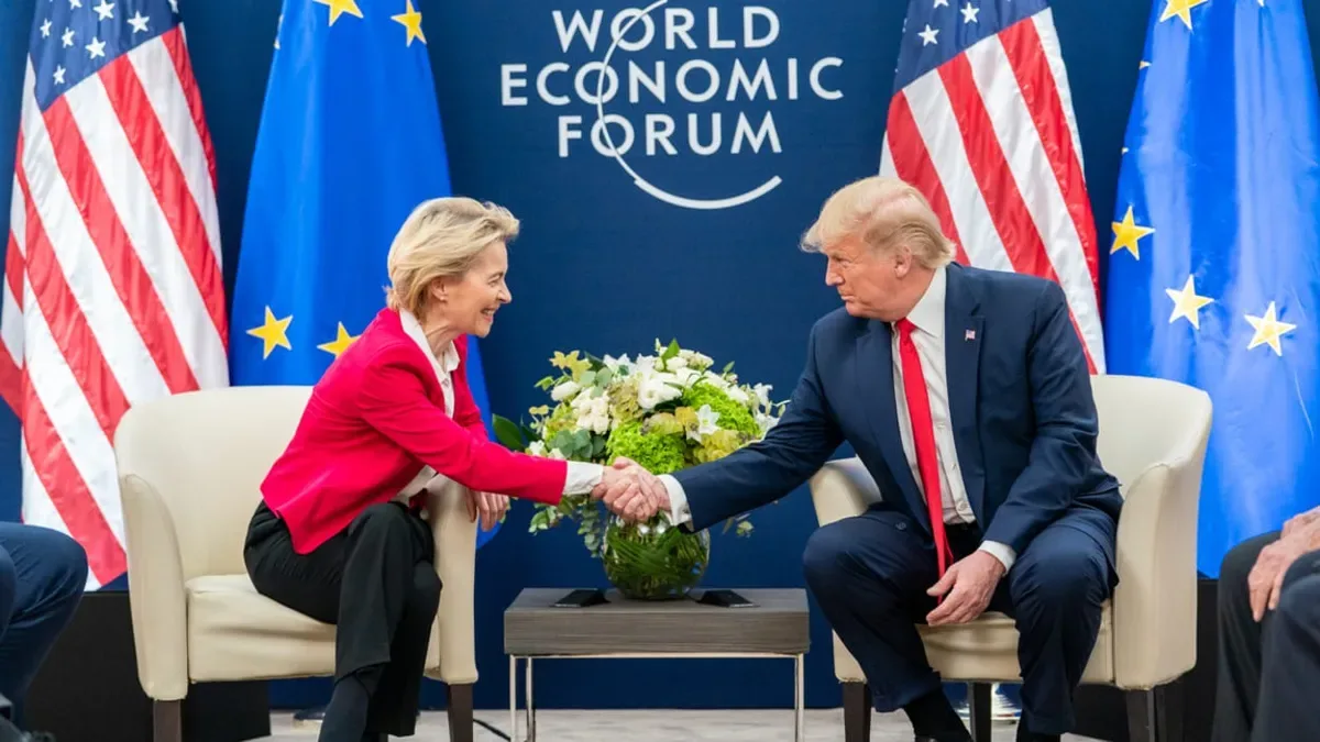 Ursula von der Leyen y Donald Trump firmando el acuerdo comercial bilateral en Bruselas