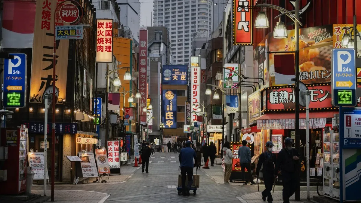 Funcionarios del Ministerio de Finanzas de Japón en una reunión sobre reservas y tipo de cambio del yen