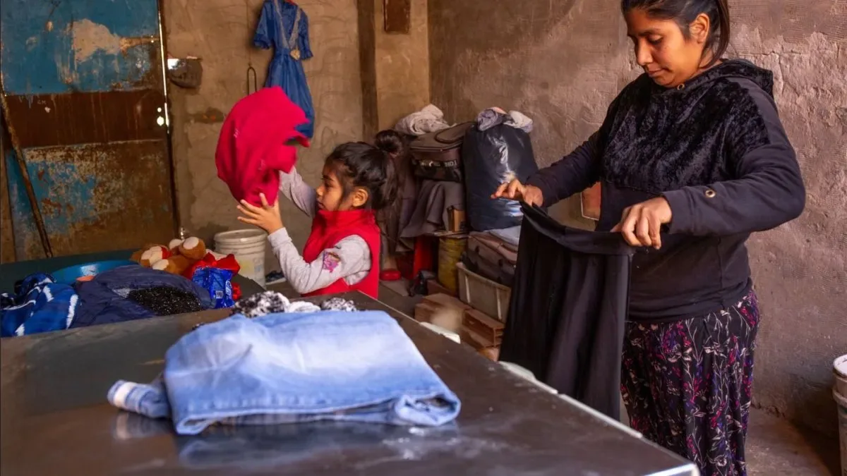 Niños jugando en un barrio vulnerable de Buenos Aires con presupuesto recortado