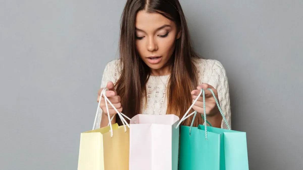 Mujer revisando ropa de Shein en su teléfono con gráficos de calidad y precios
