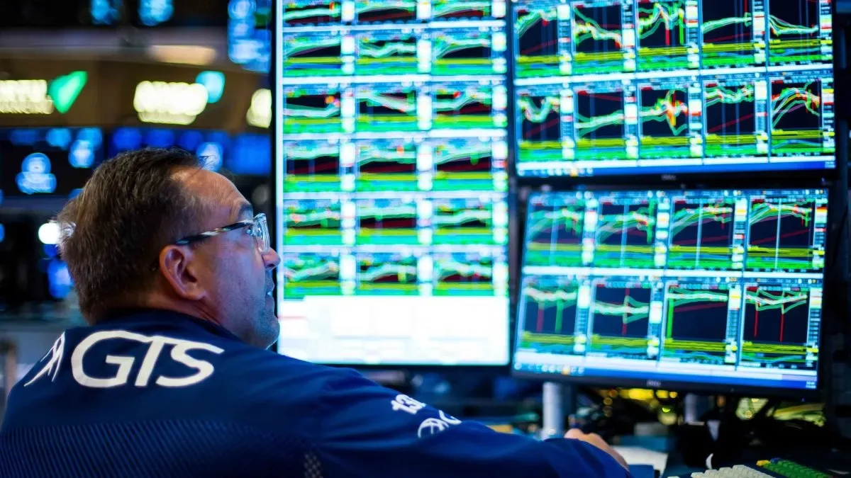 Pantallas de la Bolsa de Nueva York mostrando subidas en verde con el logo del Dow Jones