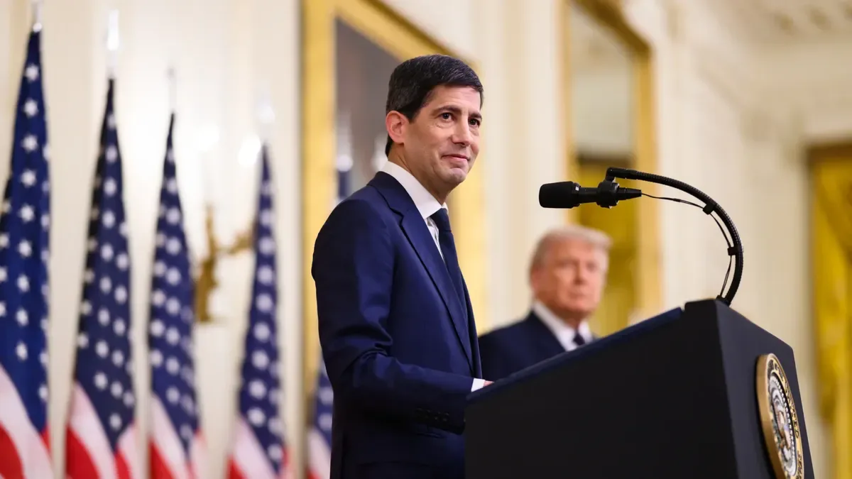 Edificio de la Reserva Federal en Washington con banderas y fachada clásica