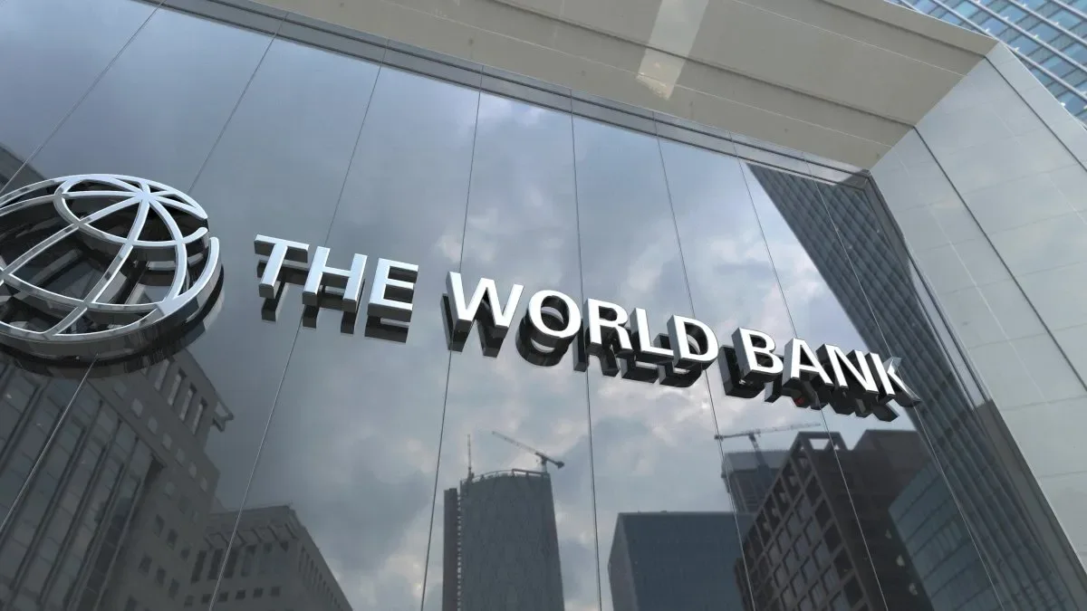 Edificio del Banco Mundial con bandera argentina y gráficos de deuda