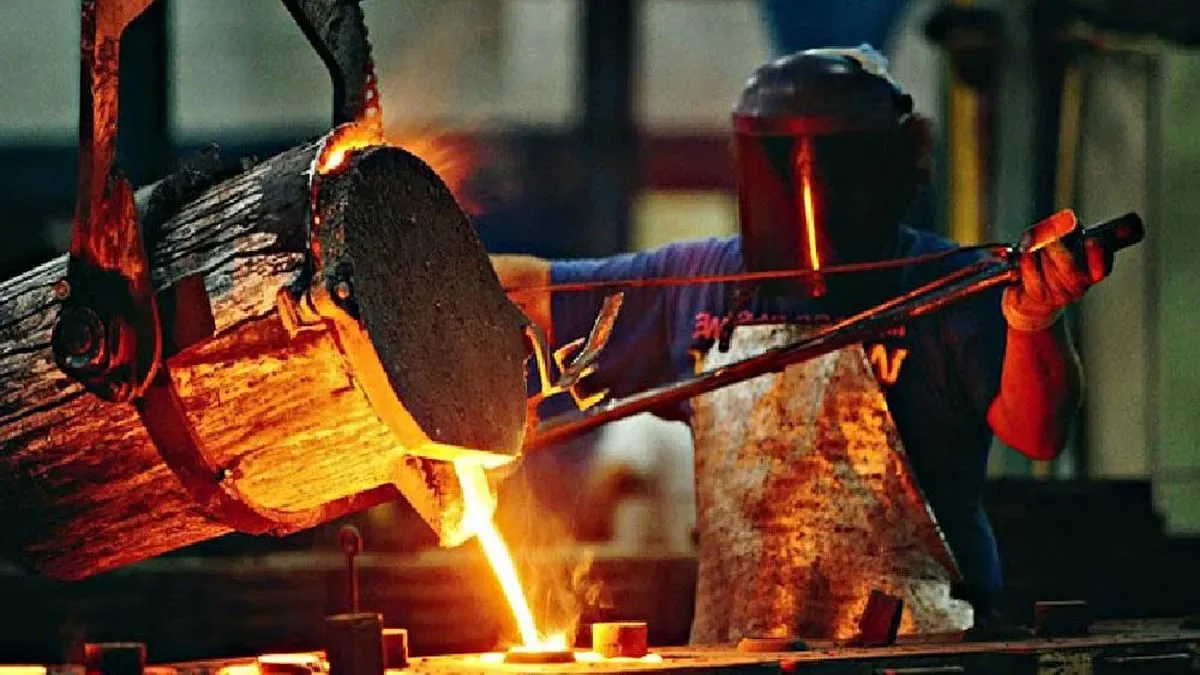 Trabajador metalúrgico con casco y herramientas en una fábrica argentina