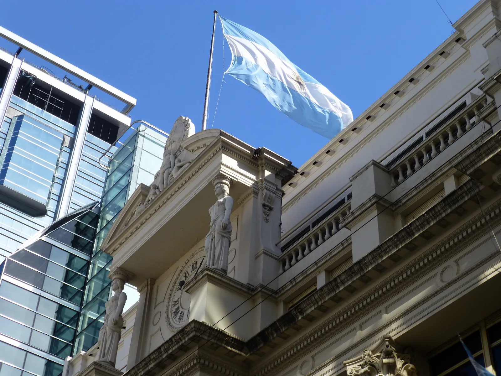 Pantallas de home banking de bancos argentinos mostrando tasas de interés de plazos fijos