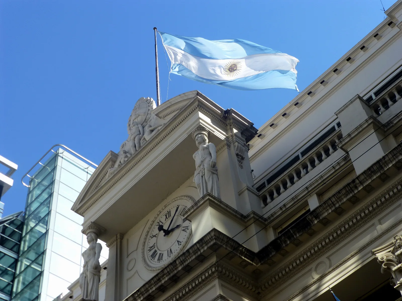 Gráfico comparativo de calificaciones crediticias de provincias argentinas versus la deuda soberana