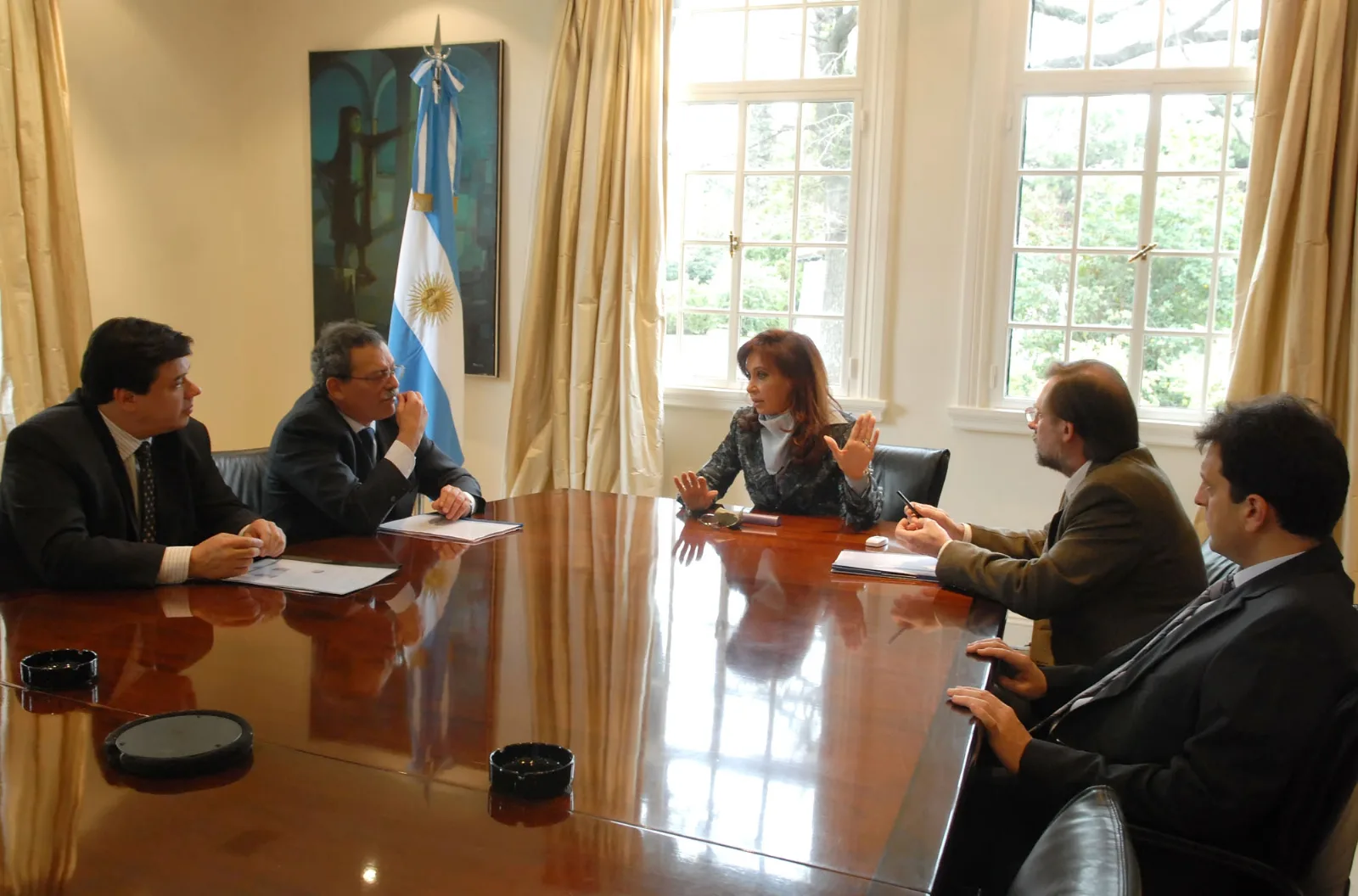 Ilustración futbolera con tres jugadores representando perfiles de inversión: defensor, mediocampista y delantero