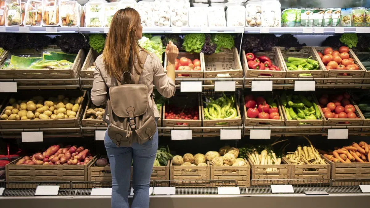 Gondolas de supermercado Carrefour con productos en oferta y carteles de descuentos