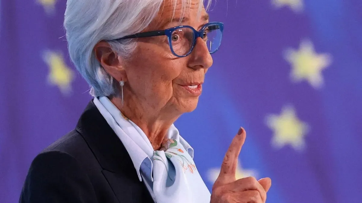 Christine Lagarde en una conferencia de prensa del BCE, con expresión seria y micrófono