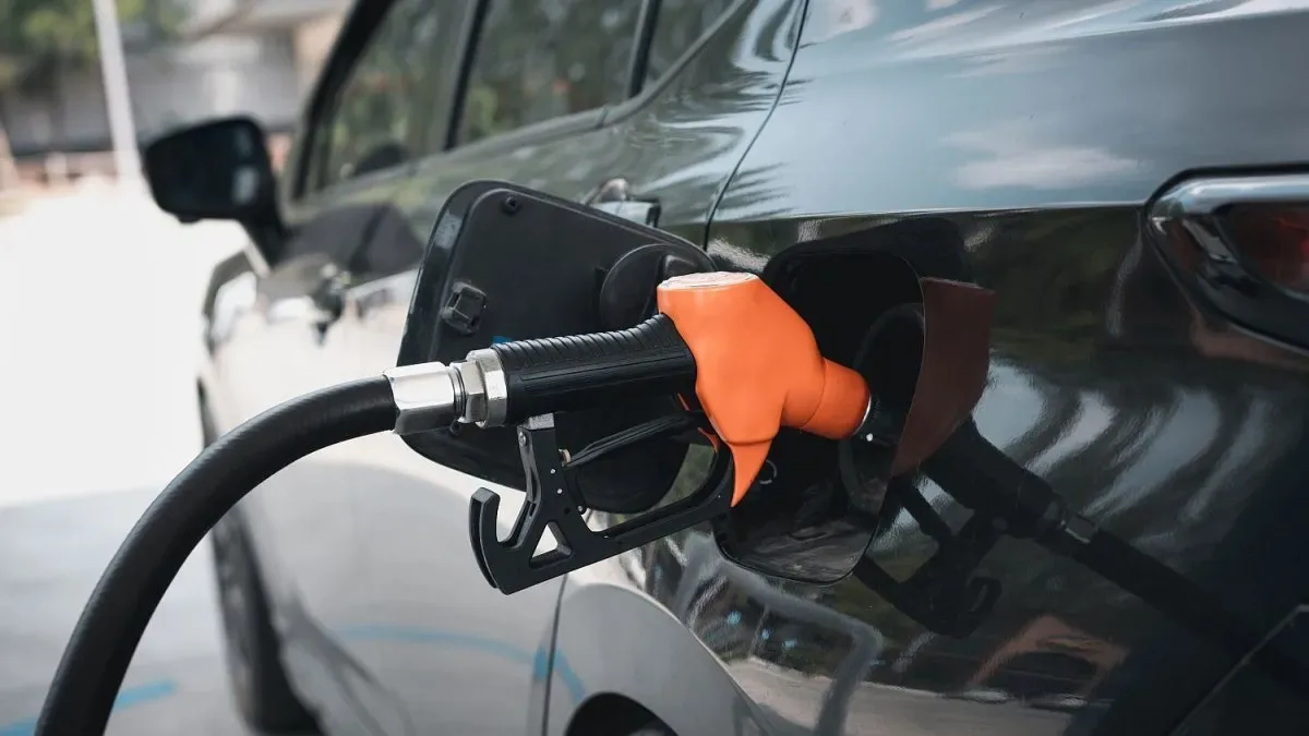 Estación de servicio YPF con surtidores de nafta y autos cargando combustible en Buenos Aires
