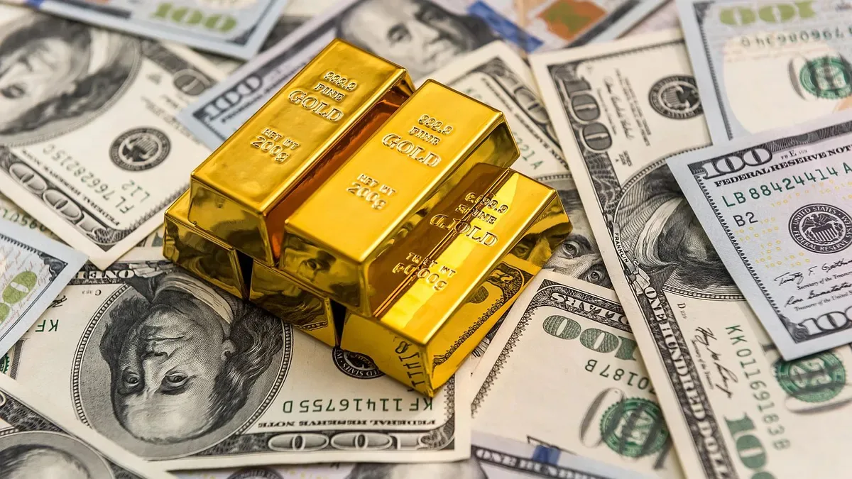 Gráfico descendente del precio del oro con logo de J.P. Morgan al fondo