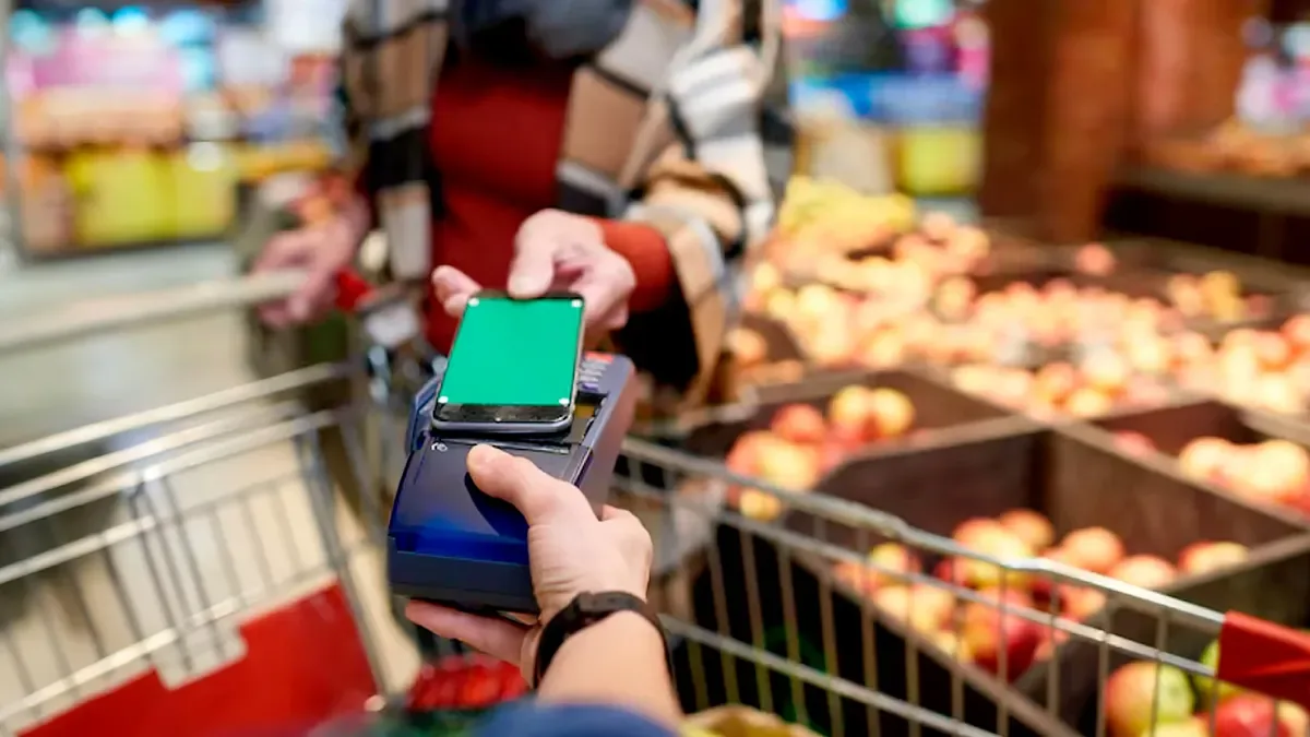 Carrito de supermercado lleno de productos con etiquetas de descuento en góndola