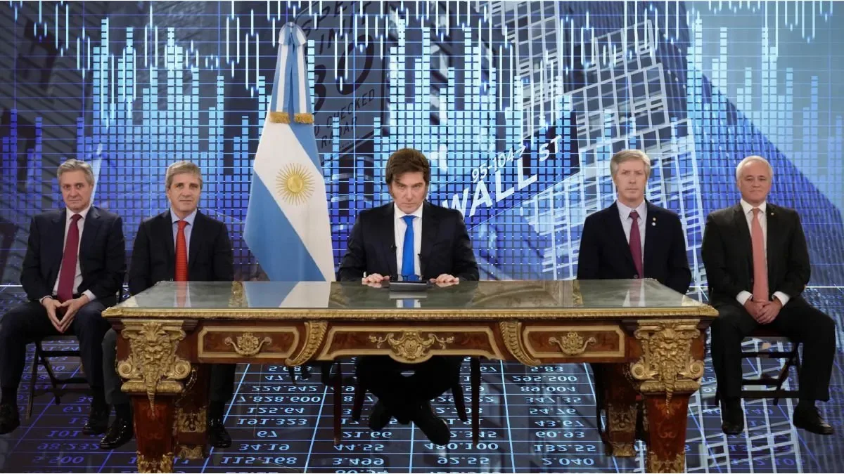 Federico Furiase en conferencia de prensa anunciando plan de deuda argentina