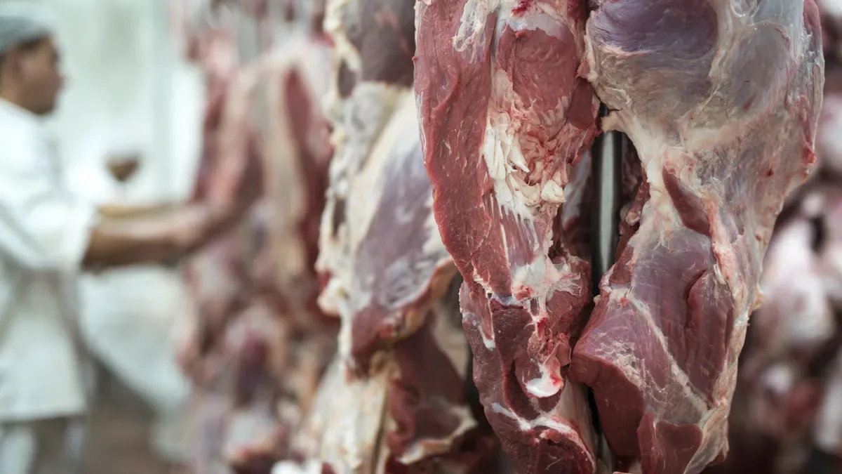 Cortes de carne vacuna premium sobre una mesa de trabajo en un frigorífico argentino