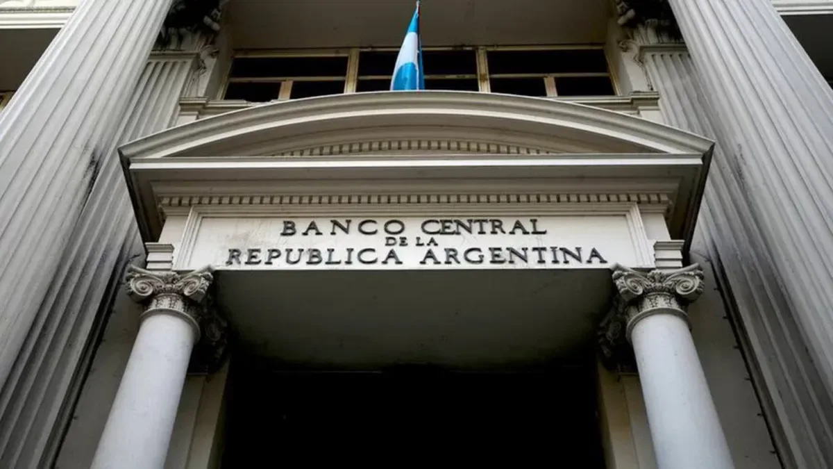 Edificio del Banco Central de la República Argentina con logos oficiales y gráficos de bonos