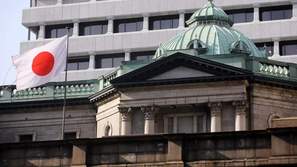 Edificio del Banco de Japón en Tokio con banderas japonesas ondeando