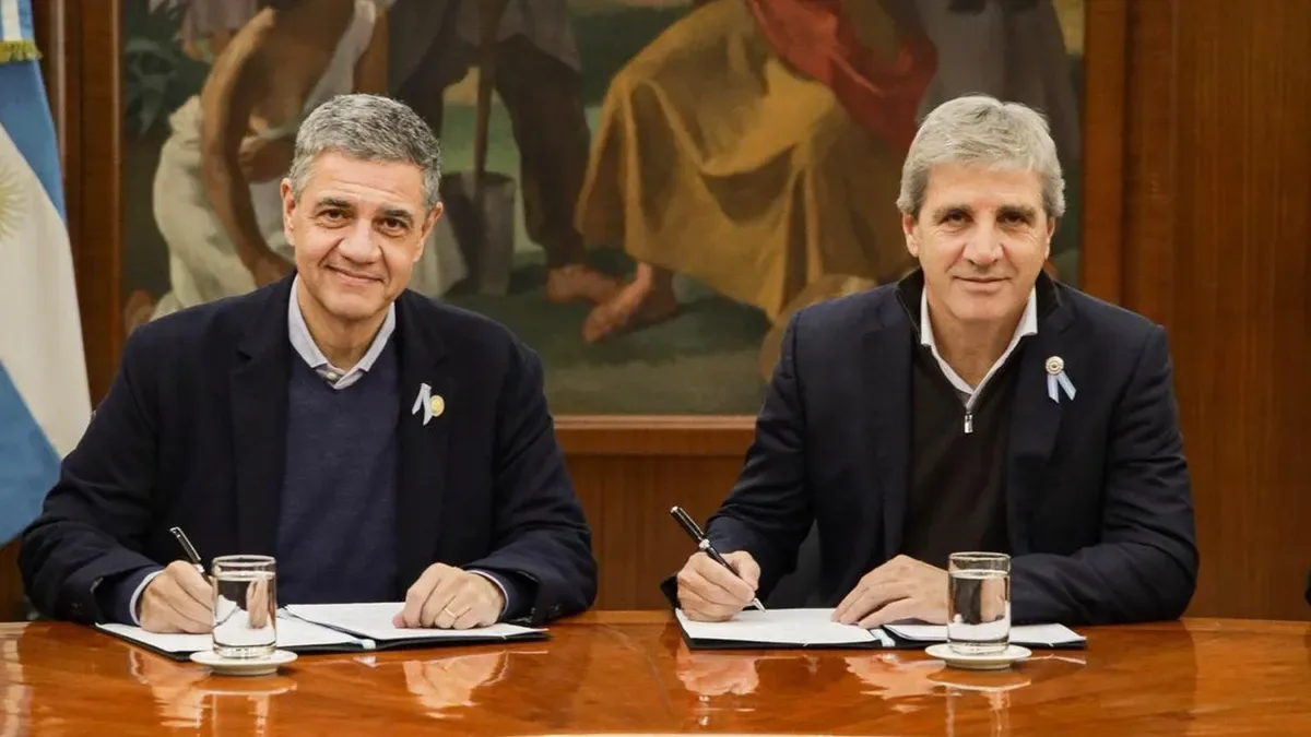 Luis Caputo en conferencia de prensa con gráficos de deuda y bonos de fondo