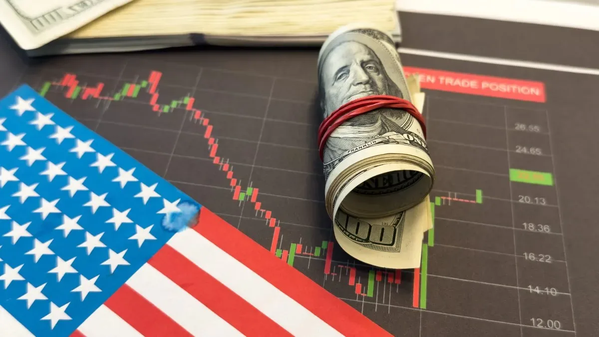 Gráfico de bonos del Tesoro estadounidense con velas rojas y verdes en pantalla de trading, fondo de Wall Street