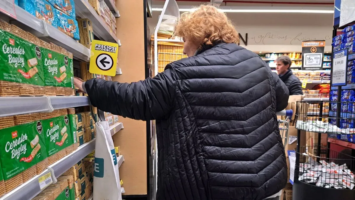 Gráfico de inflación mensual en CABA con barras descendentes y foco en alimentos
