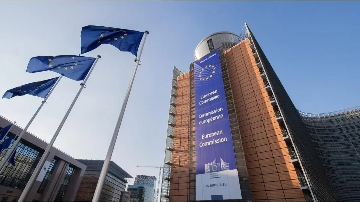 Bandera de la Unión Europea ondeando junto a la de Estados Unidos y España en un contexto de tensión diplomática