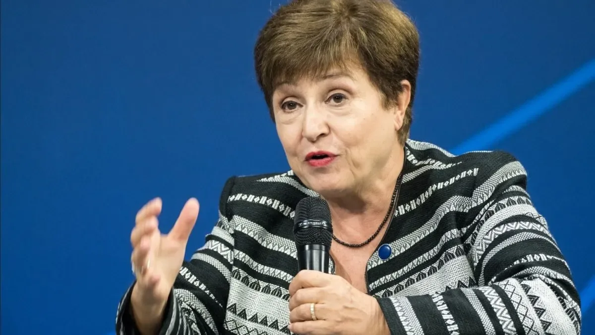 Kristalina Georgieva en una conferencia de prensa del FMI, con micrófono y logo visible