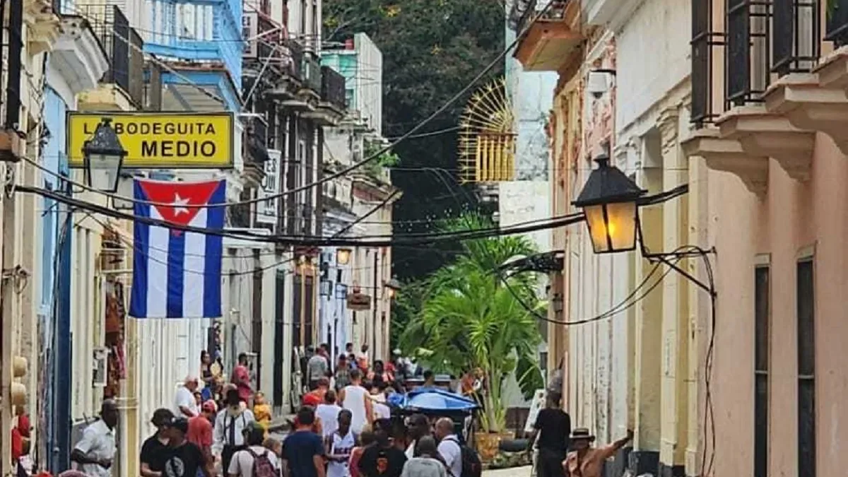 Calle de La Habana con nuevos comercios privados y transeúntes, mezcla de modernidad y deterioro
