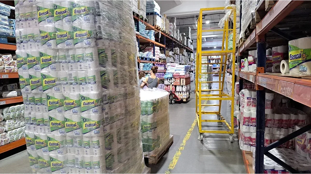 Estanterías semivacías y pocos clientes en un supermercado mayorista de Buenos Aires