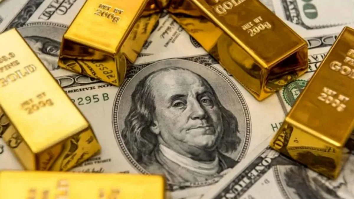 Banco central con banderas de diferentes países y monedas de oro apiladas
