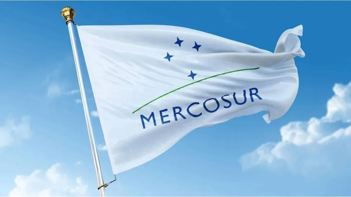 Reunión de ministros y representantes de bancos centrales del Mercosur en mesa de discusión