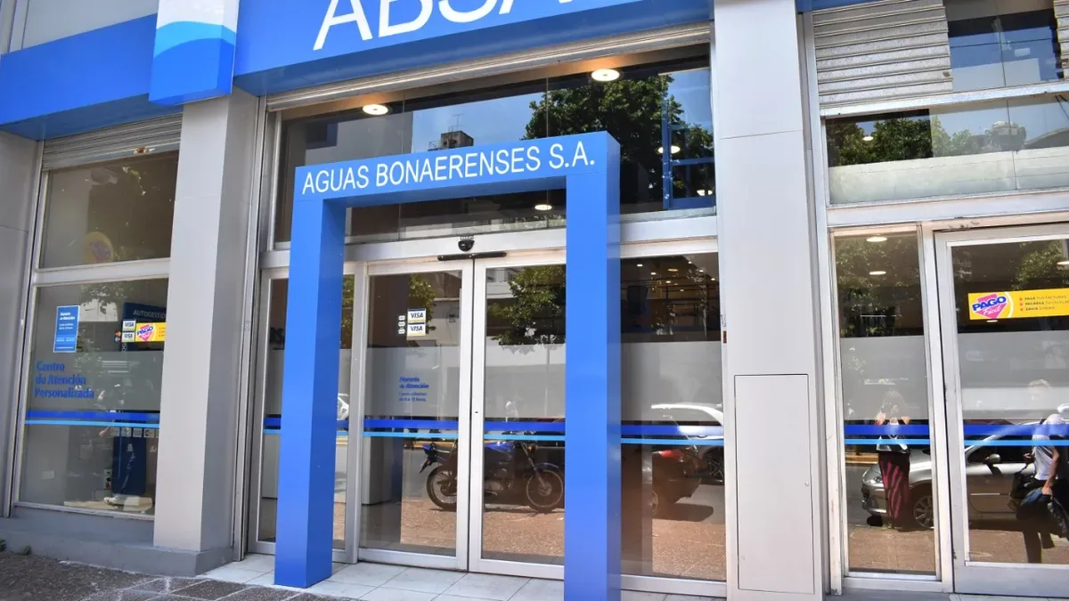 Oficina administrativa con documentos y calculadora sobre escritorio, representando actualización de tarifas de agua