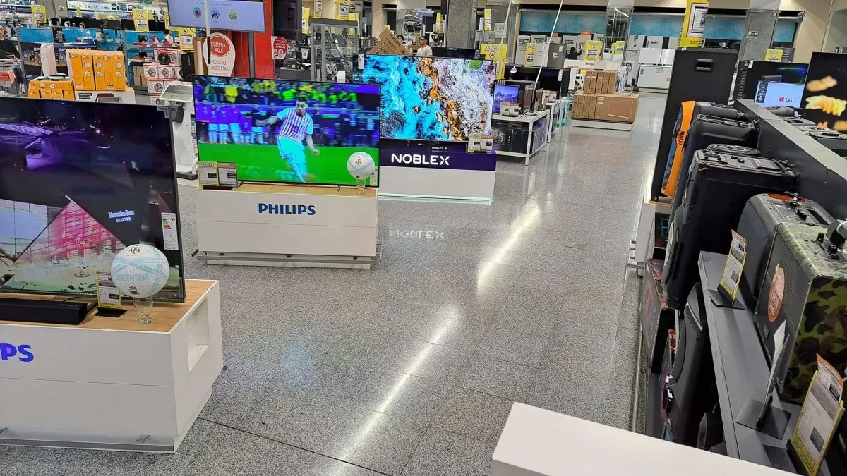 Estantería de electrodomésticos en una tienda de Buenos Aires con pocos clientes