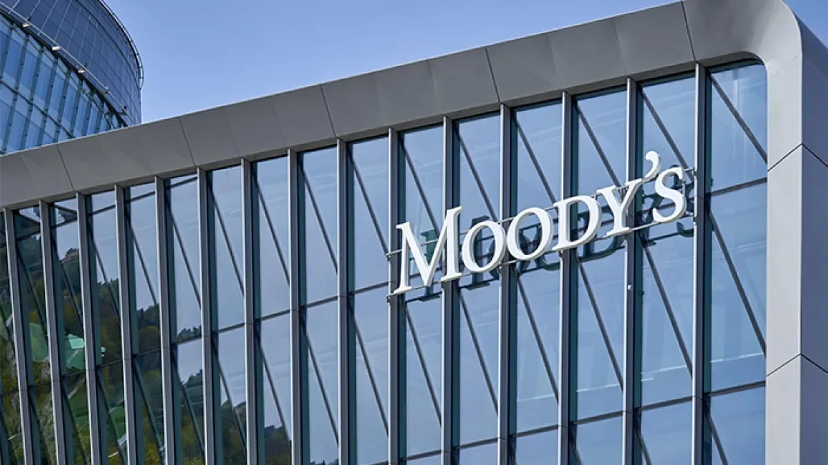 Gráfico de calificaciones crediticias de Moody's con la bandera argentina destacada en ascenso