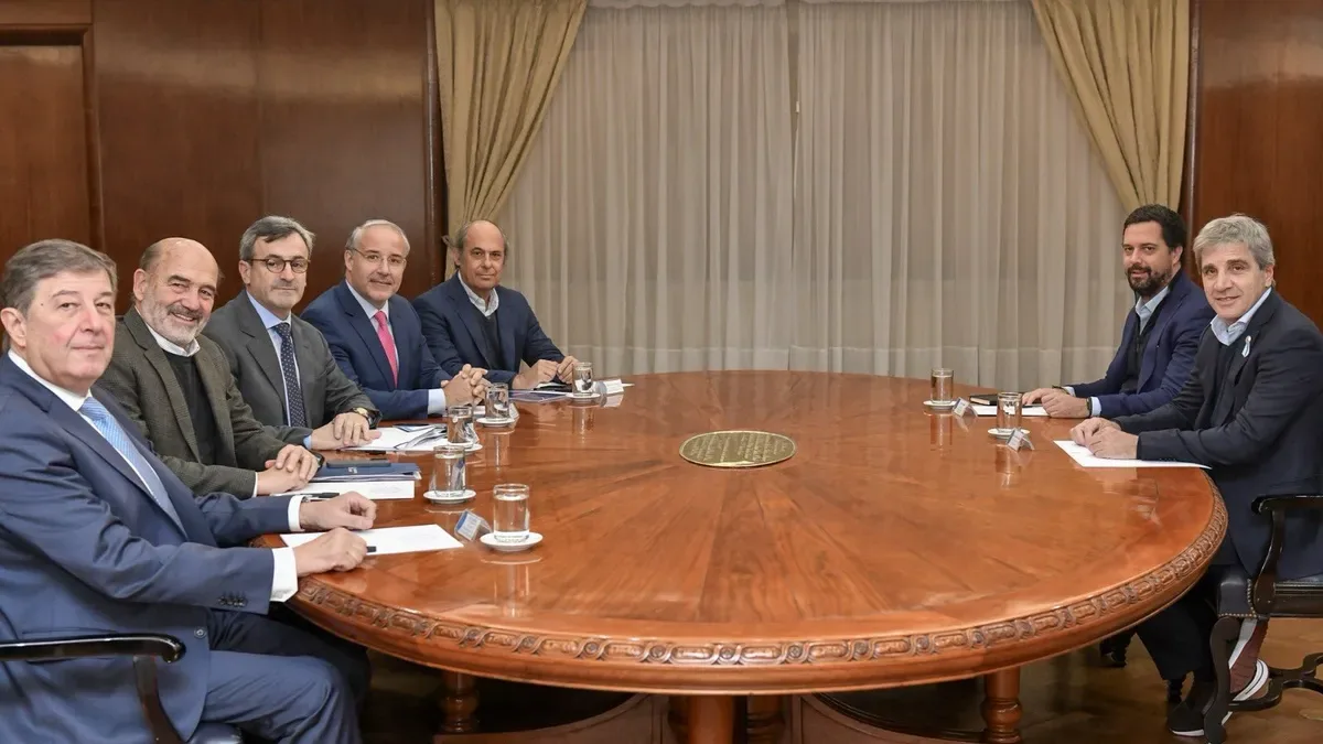 Representantes de la UIA reunidos en una mesa de trabajo con documentos y gráficos de presión tributaria